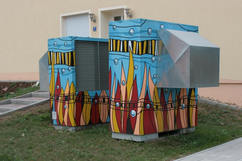 Wärmepumpe im Wohngebiet, hier kreativ aufgehübscht.